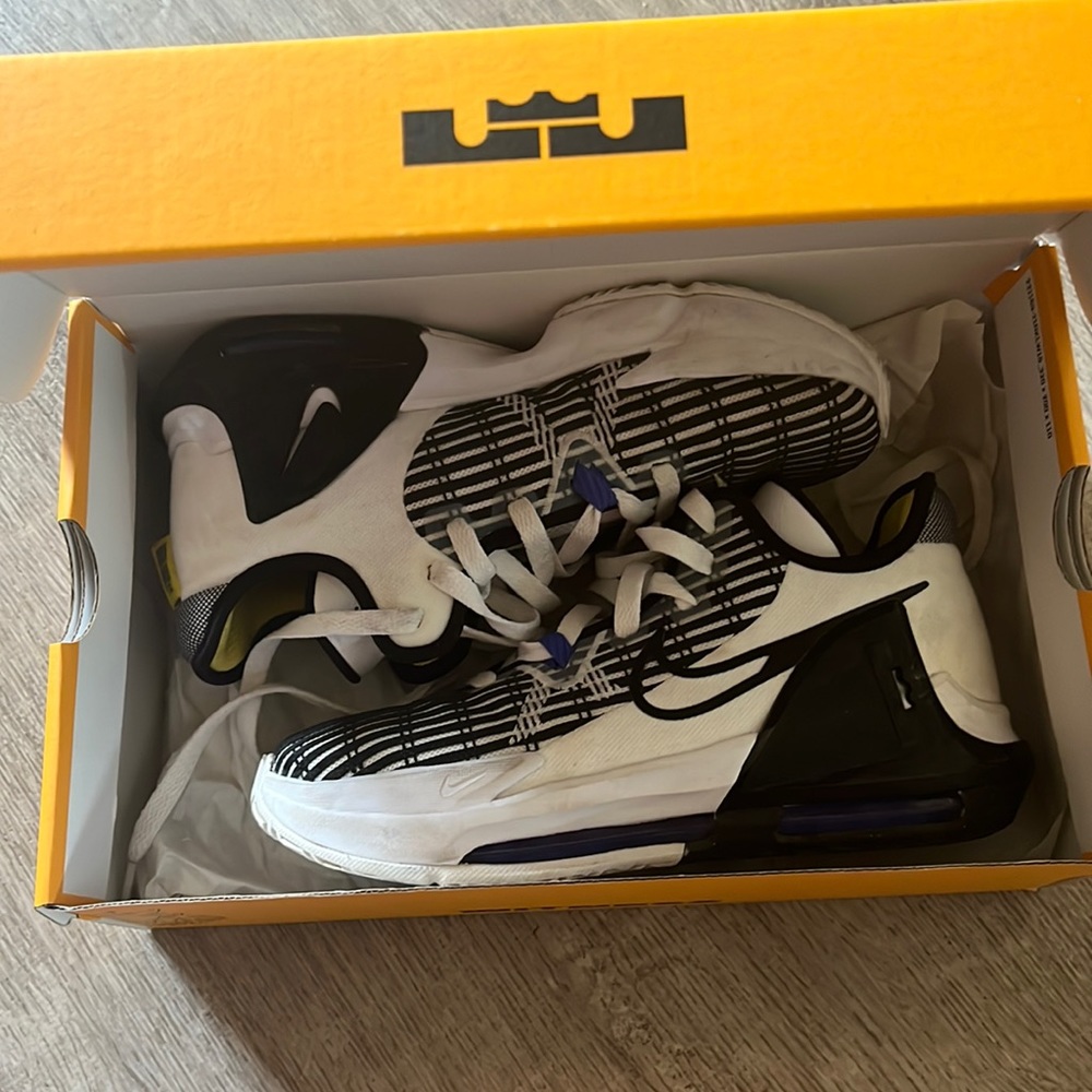 Nike Lebron Witness VI (GS) size 6Y minimally worn